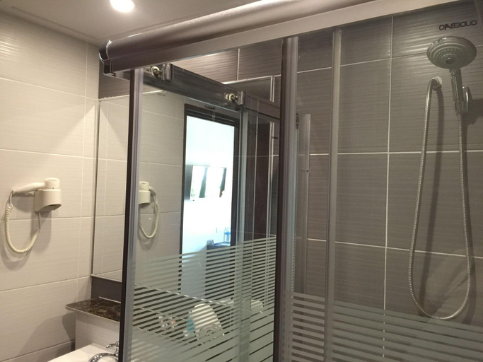 Bathroom 5, Check Inn Hotel Tawau, Tawau