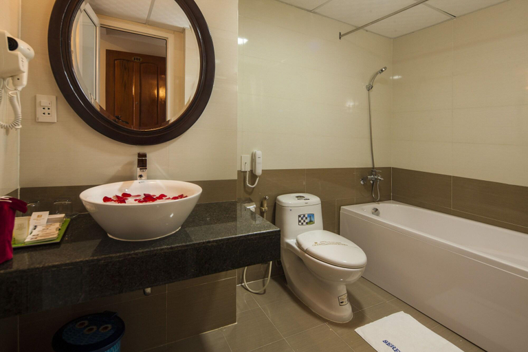 Bathroom 5, Hue Serene Palace Hotel, Huế