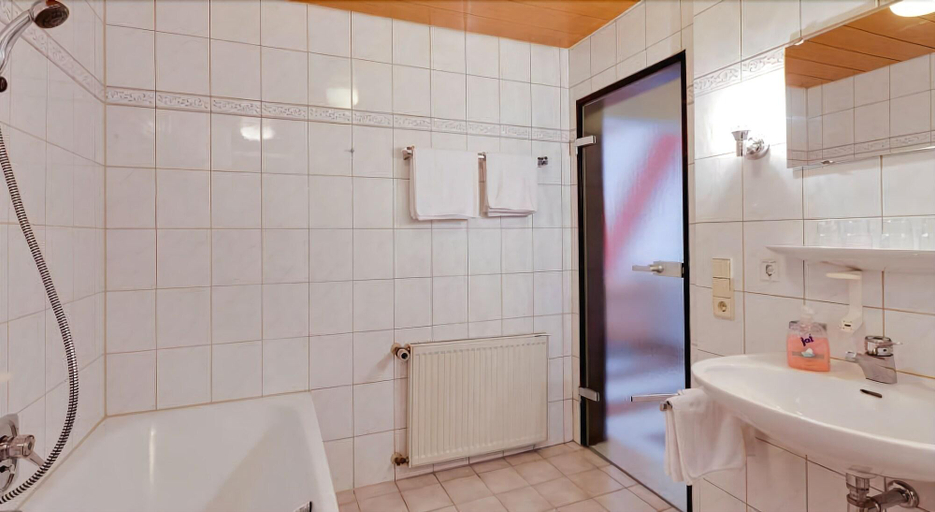 Bathroom 4, Astoria, Stuttgart
