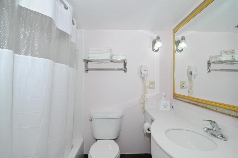 Bathroom, Americas Best Value Inn Harrisburg, Dauphin