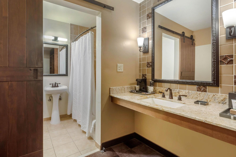 Bathroom 5, Carlton Oaks Lodge, an Ascend Collection Hotel, San Diego