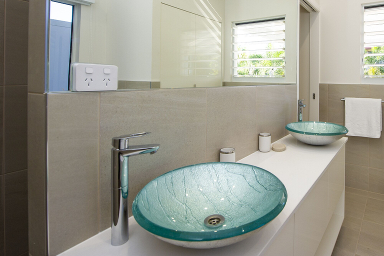 Bathroom, Reflections Villa 4, Magnetic Island