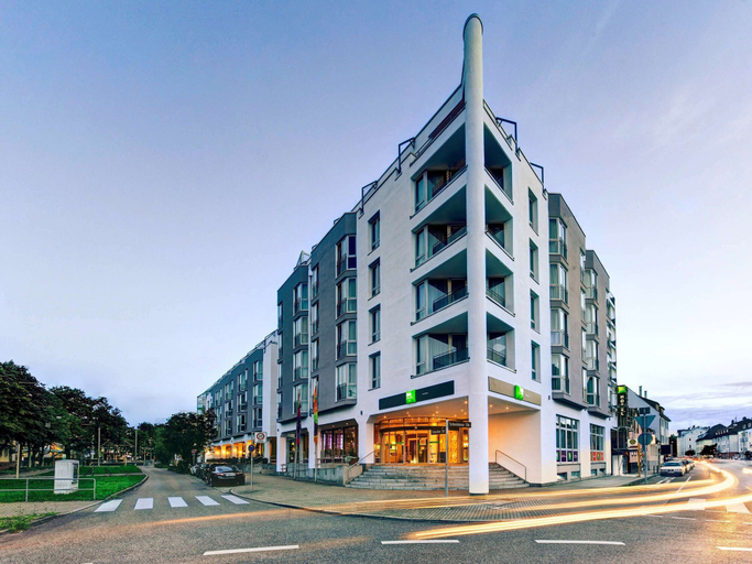 Exterior & Views