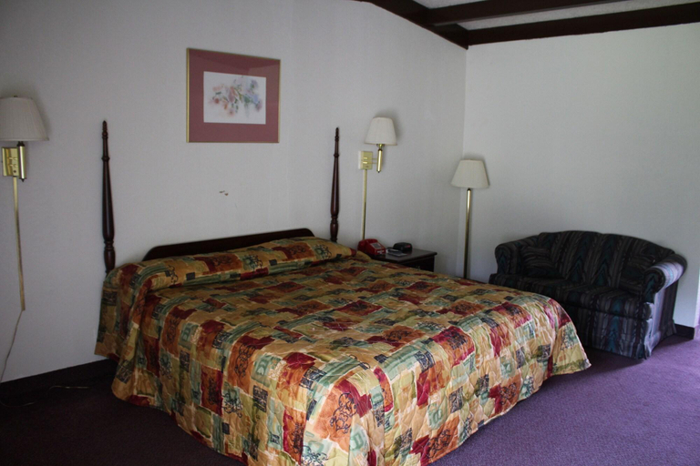 Bedroom 2, Hometown Inn Staunton, Augusta