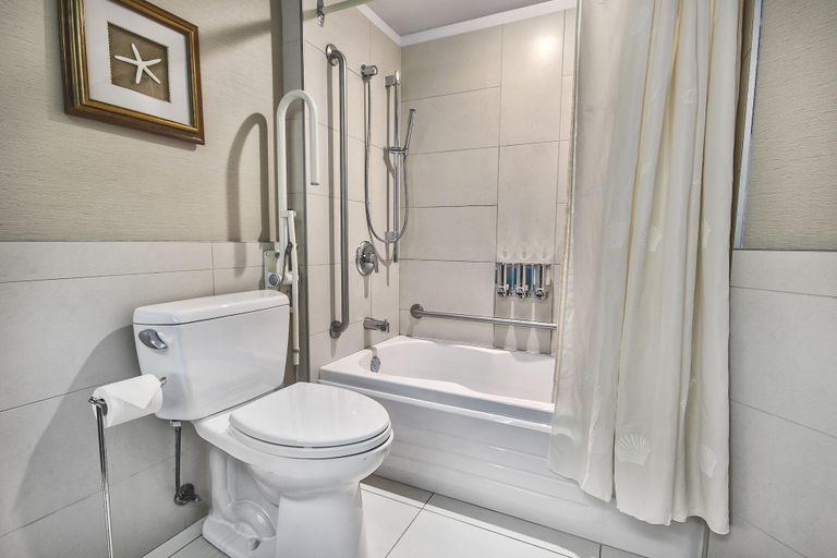 Bathroom 4, L'Hotel Quebec, Communauté-Urbaine-de-Québec