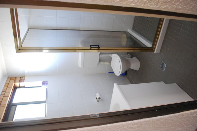 Bathroom 5, Abajaz Motor Inn, Longreach