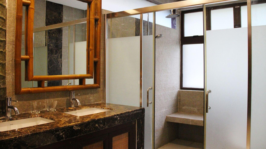 Bathroom 5, Fridays Puerto Galera, Puerto Galera