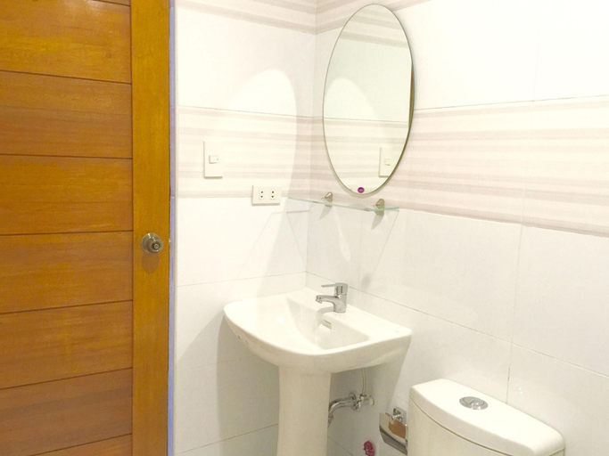 Bathroom 4, The Pub Hotel, Olongapo City