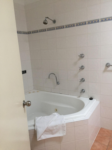 Bathroom 5, Peninsula Motor Inn Apartments, Port Stephens