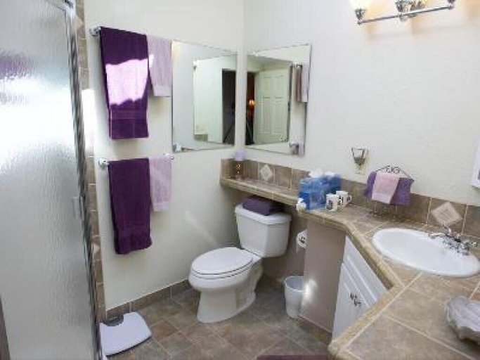 Bathroom 4, Black Bear Inn, Ketchikan Gateway