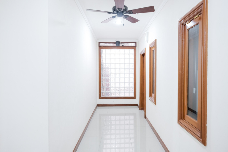 Public Area 3, wisma delapan Mitra RedDoorz, South Jakarta