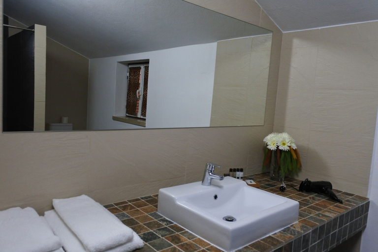 Bathroom 5, Casa da Eira, Cadaval