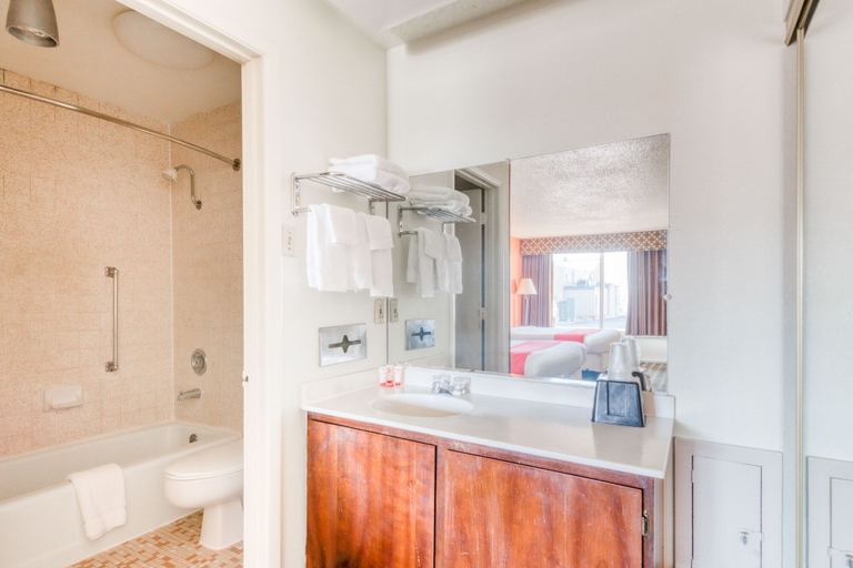 Bathroom 4, The Irish Inn Boutique Hotel, Wheeler