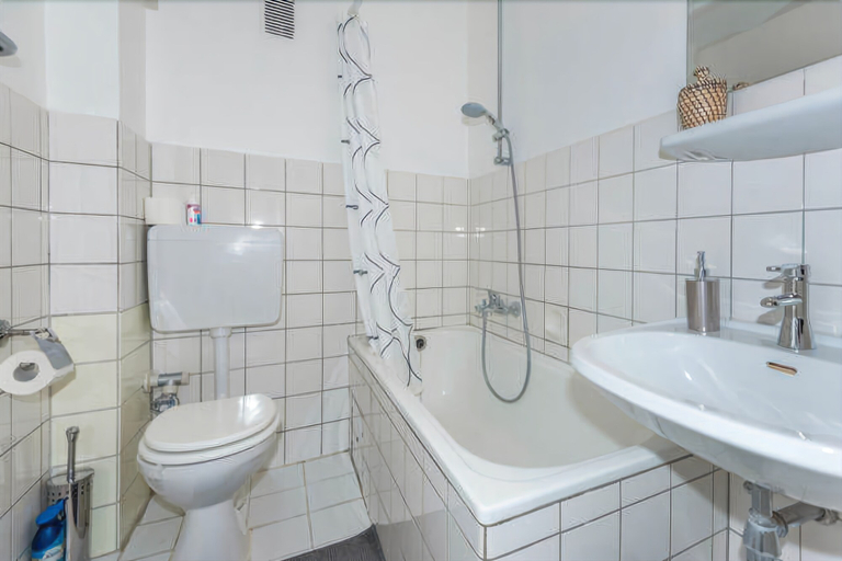 Bathroom, 1 bedroom apartment in prime location, Mannheim