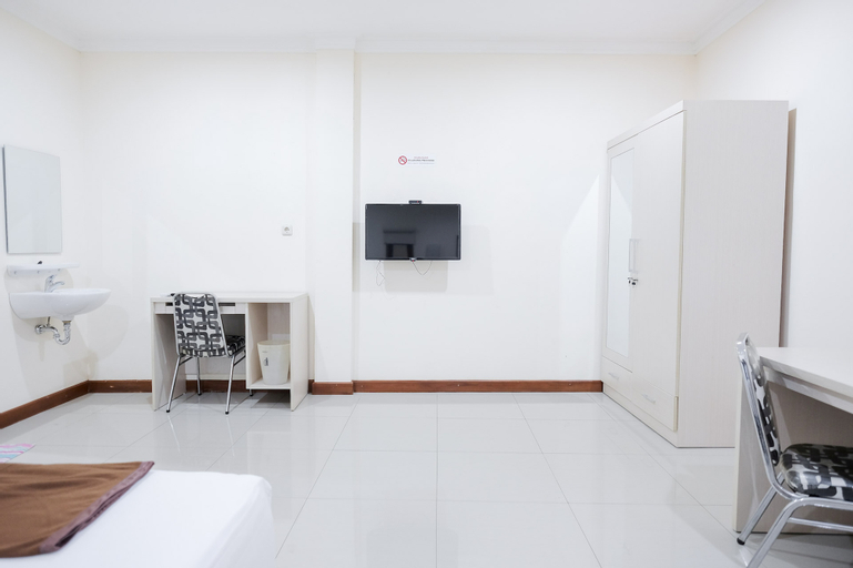 Bedroom 5, wisma delapan Mitra RedDoorz, South Jakarta