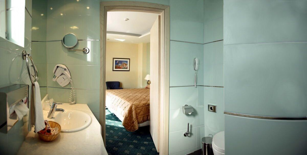 Bathroom 4, Nafsika Palace, Central Greece