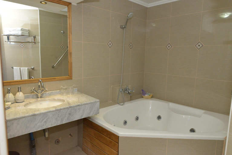Bathroom 4, Howard Johnson by Wyndham Rinconada de Los Andes, Los Andes
