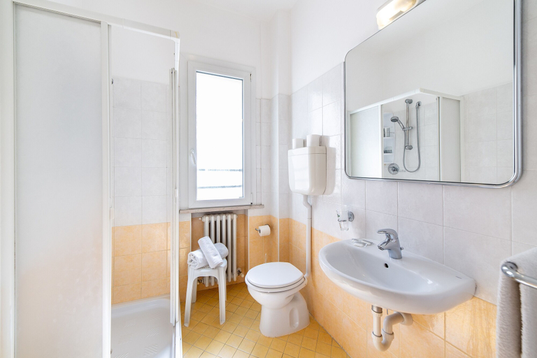 Bathroom 4, Villa Maria Apartments nel Cuore di Riccione, Rimini