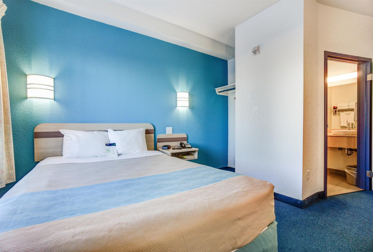 Bedroom 3, Motel 6 Grande Prairie, AB, Division No. 19