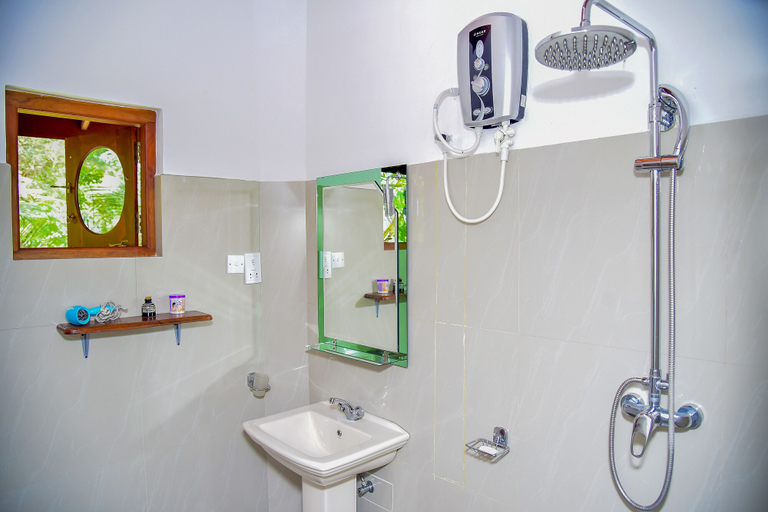 Bathroom 5, Richards Cabanas, Thissamaharama