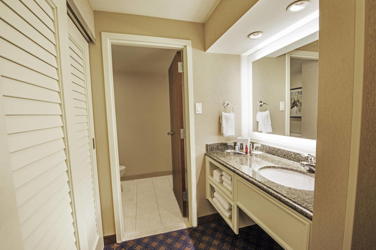 Bathroom 5, Lexington Griffin Gate Marriott Golf Resort & Spa, Fayette