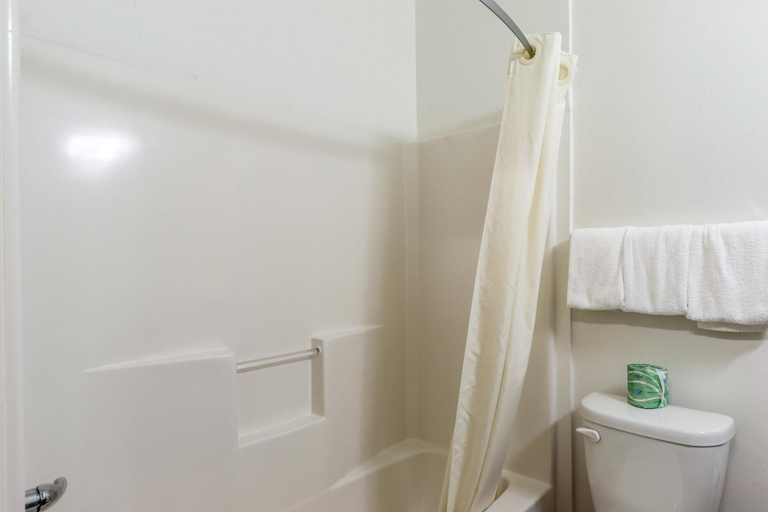 Bathroom 4, Super 8 by Wyndham Kenedy, Karnes
