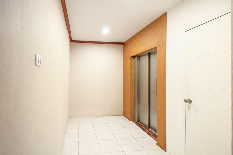 Public Area 2, Everest Boutique Hotel, Khlong Toey