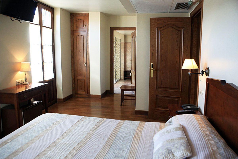 Bedroom 4, Hostal Trinkete Antxitonea, Navarra