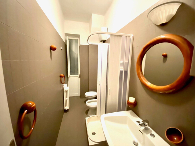 Bathroom 4, Vimini Like a Local, Bari