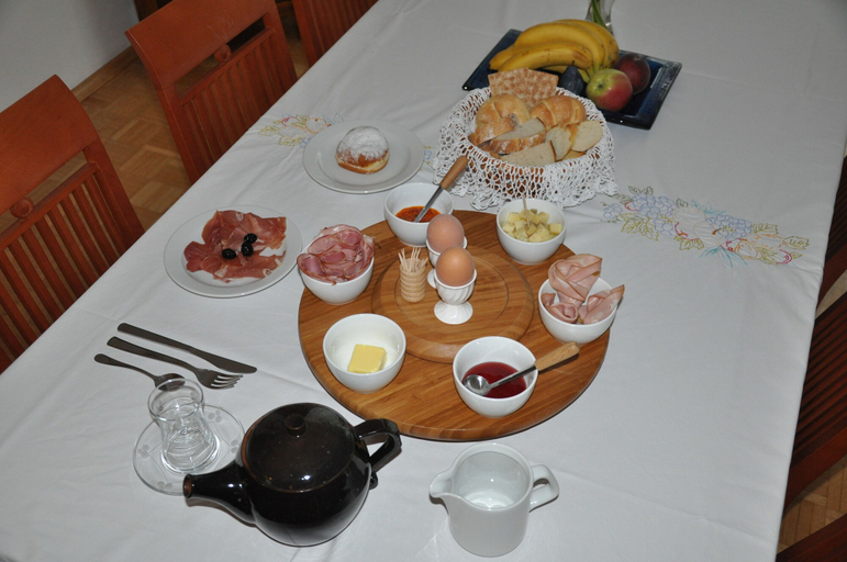 Food & Drinks 4, Green Point, Brezovica