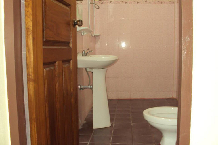 Bathroom 5, Baan Phuthadol, Muang Mae Hong Son