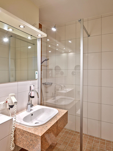 Bathroom 5, Erlebnis Hotel Chiemgauer Hof, Traunstein