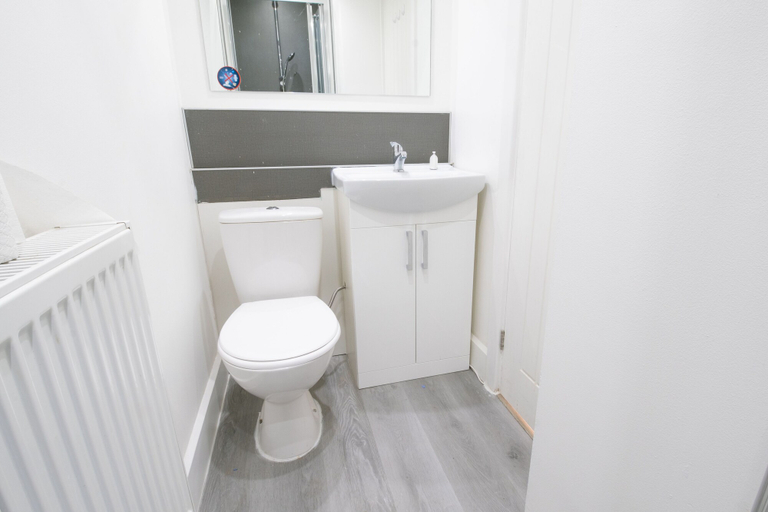 Bathroom, Reading Town Centre- Studio Apartment, Wokingham