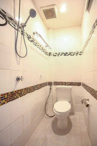 Bathroom 4, Everest Boutique Hotel, Khlong Toey