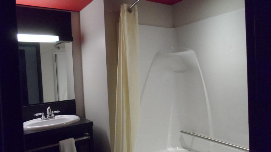 Bathroom 4, Grand Times, La Région-Sherbrookoise