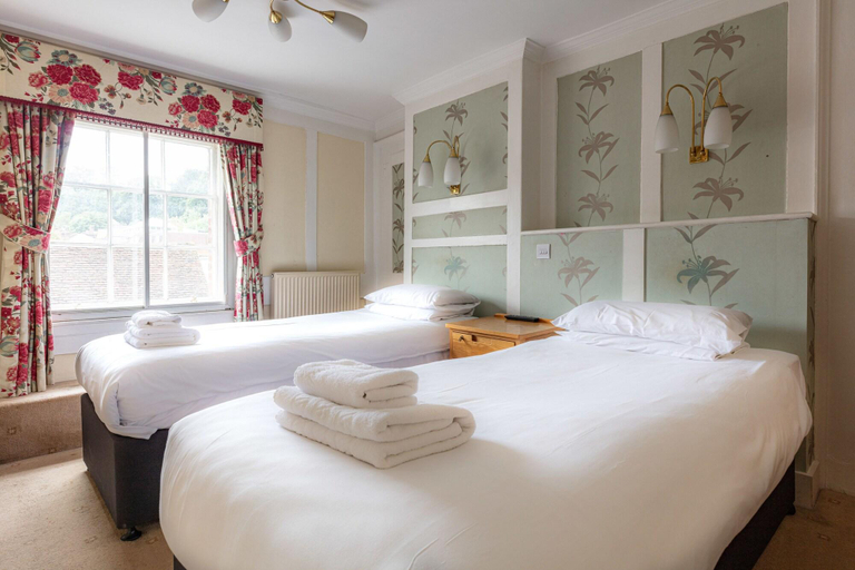 Bedroom 2, Kings Arms and Royal Hotel , Surrey