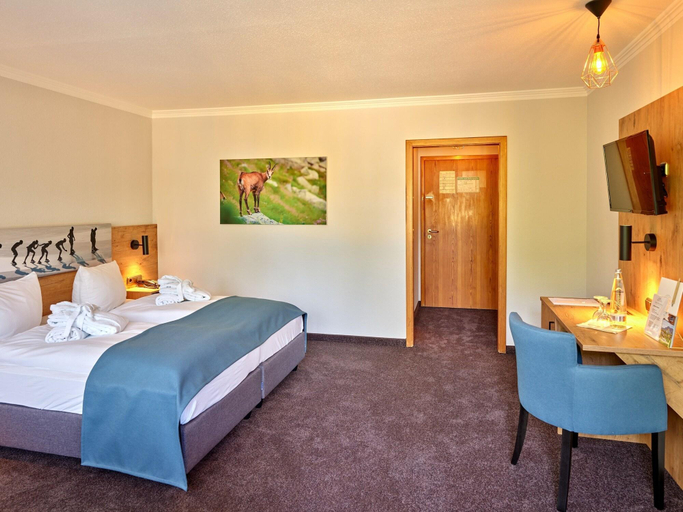 Bedroom 4, Erlebnis Hotel Chiemgauer Hof, Traunstein