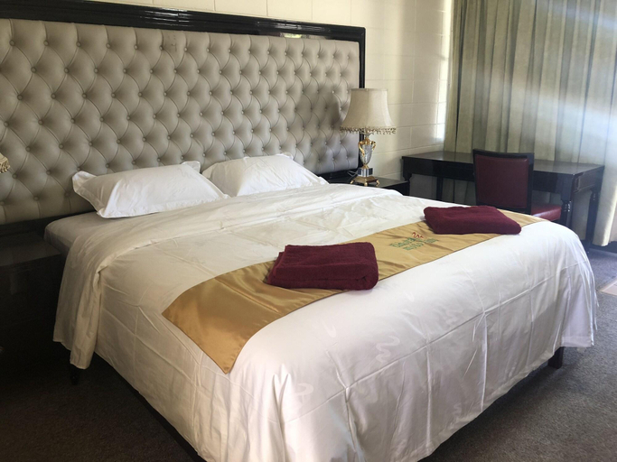 Bedroom 2, Inland Oasis Motel, Mount Isa