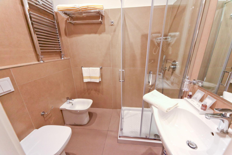 Bathroom 4, 7Th Floor Suite, Napoli