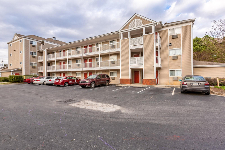 Exterior & Views 4, HomeTowne Studios By Red Roof Gainesville, GA, Hall