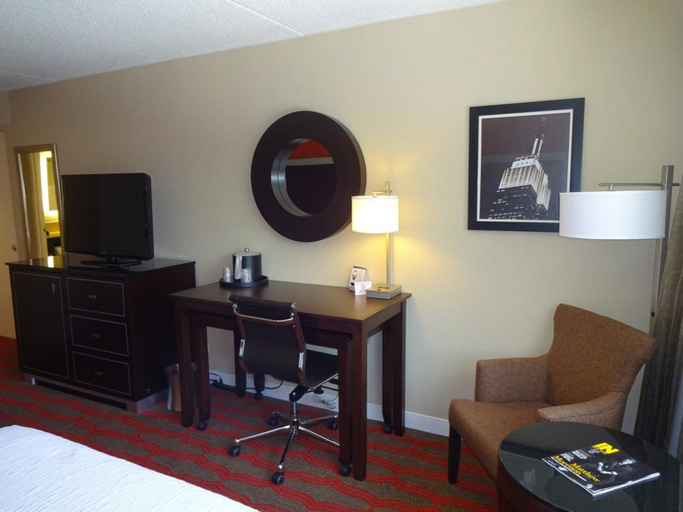 Bedroom 3, Doubletree By Hilton New York Laguardia Airport, New York