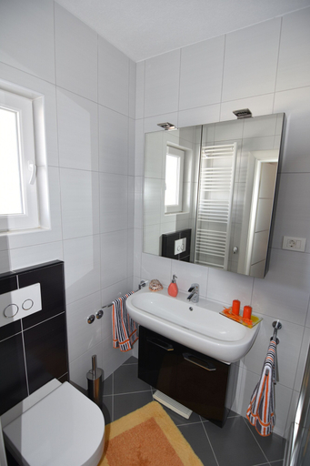Bathroom 5, Villa Portofino, Okrug