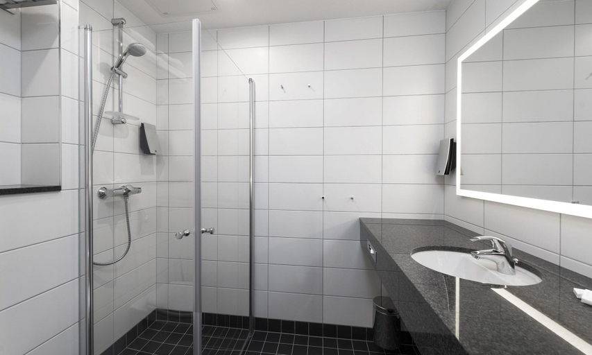 Bathroom 4, Thon Hotel Fosnavag, Herøy