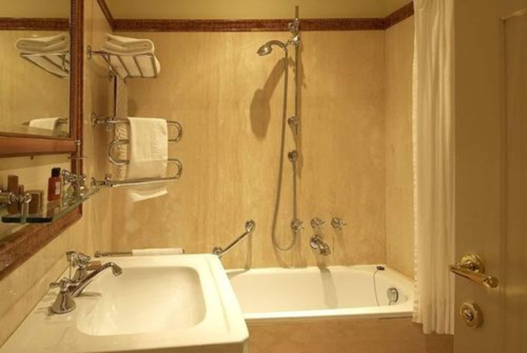 Bathroom 4, Antica Torre di via de Tornabuoni 1, Florence