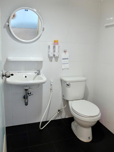 Bathroom 5, We Inn, Don Muang