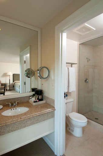 Bathroom 4, The Glen Club, Cook