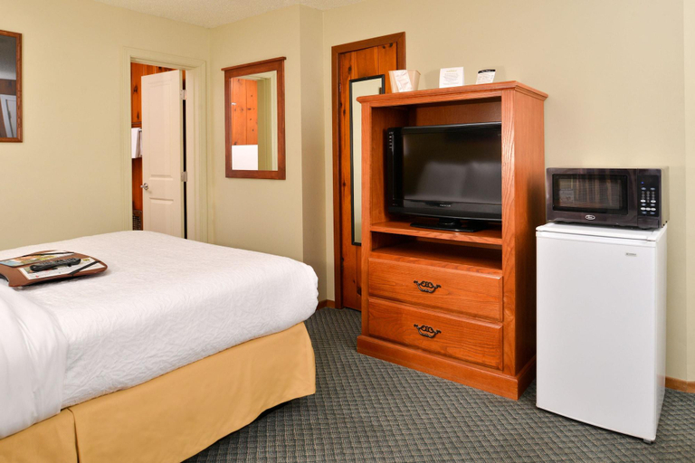 Bedroom 3, Courtesy Inn, Lane