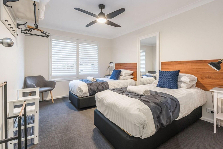 Bedroom 3, West End Motor Lodge, Orange