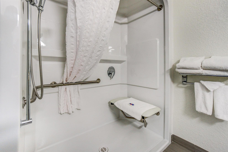 Bathroom 4, Motel 6 Grande Prairie, AB, Division No. 19