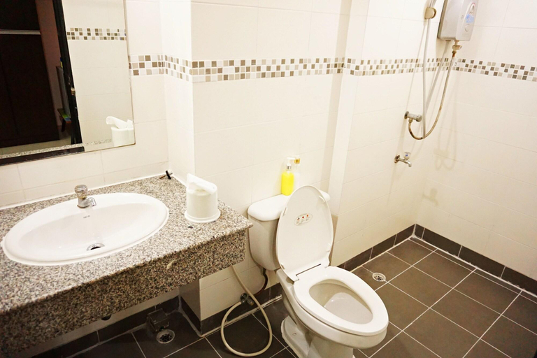 Bathroom 5, Diamond Bangkok Apartment, Ratchathewi